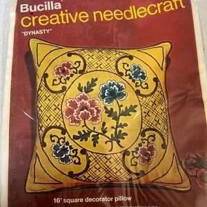 VTG BUCILLA CREATIVE NEEDLECRAFT DYNASTY LINEN CREWEL PILLOW KIT 2259